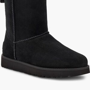 UGG CLASSIC SHORT LOGO ZIP BOOT